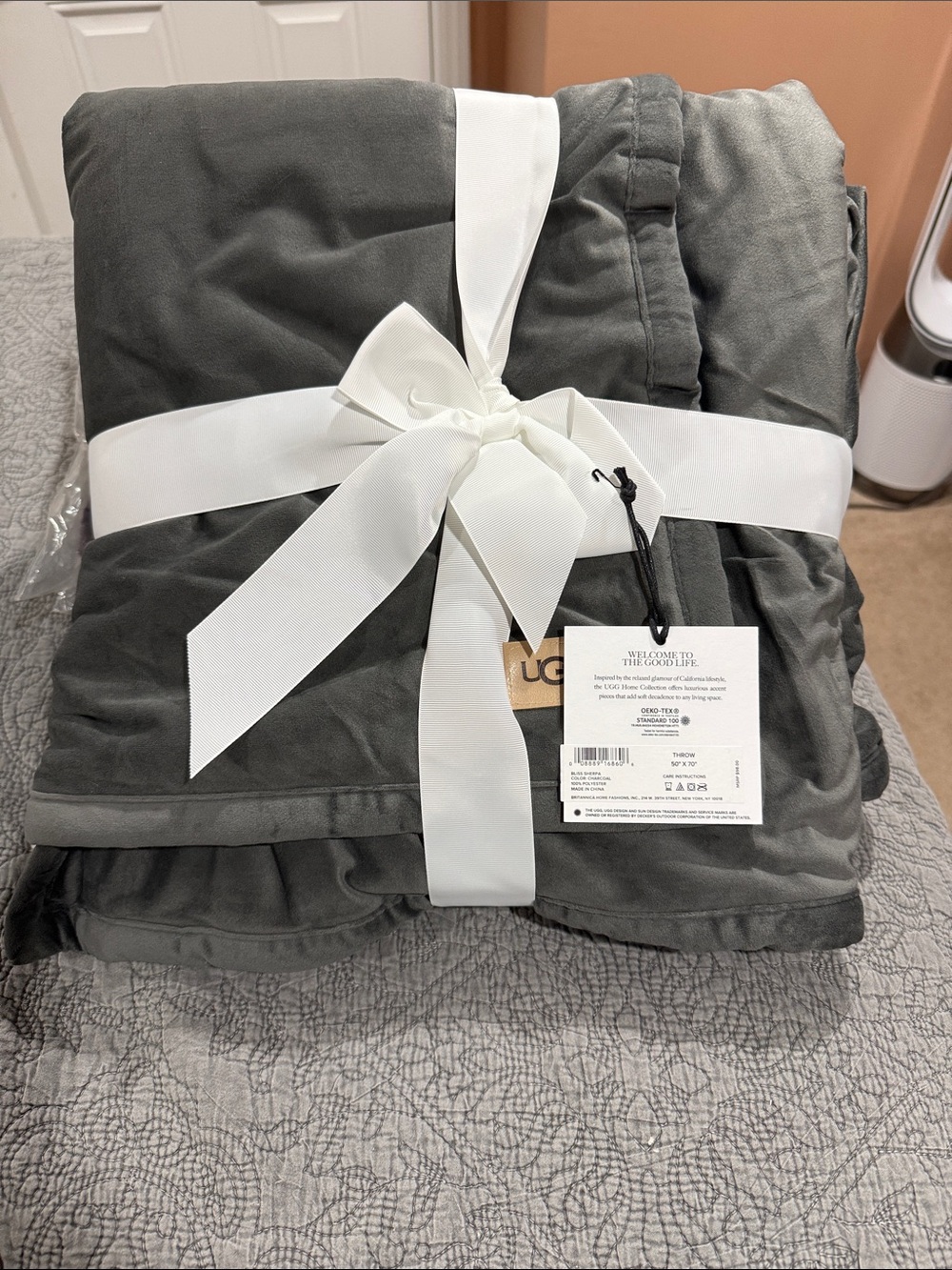 NWT UGG Duffield Throw Charcoal Gray Plush Throw with White Ribbon